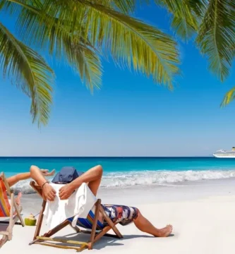 pareja disfrutando en una playa de las maldivas