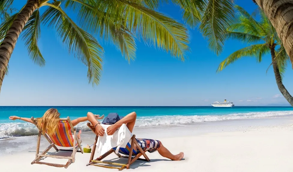 pareja disfrutando en una playa de las maldivas