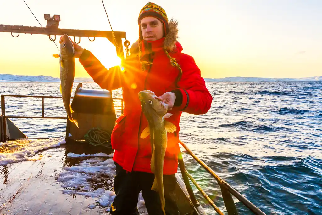 Hombre disfrutando de la pesca en noruega