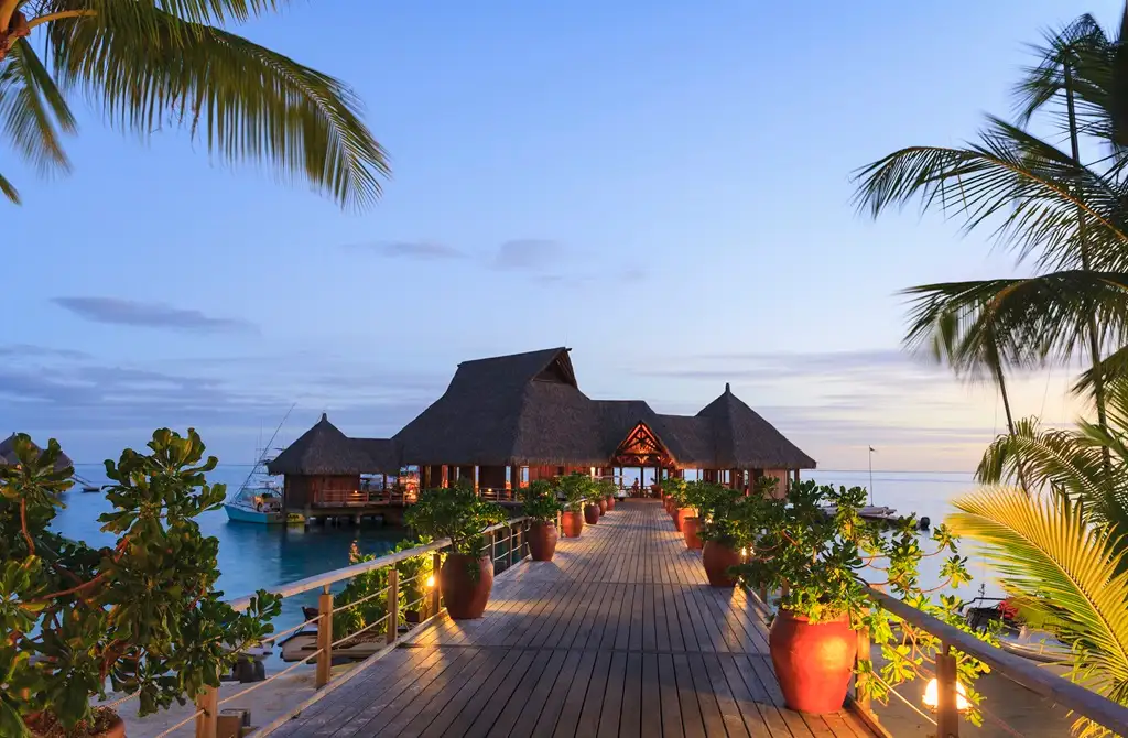 Terraza y restaurante sobre el océano tropical, Bora Bora, Polinesia Francesa