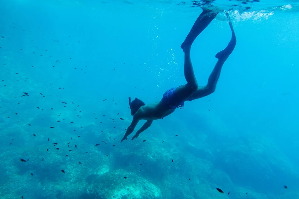 Hombre buceando en Bora bora