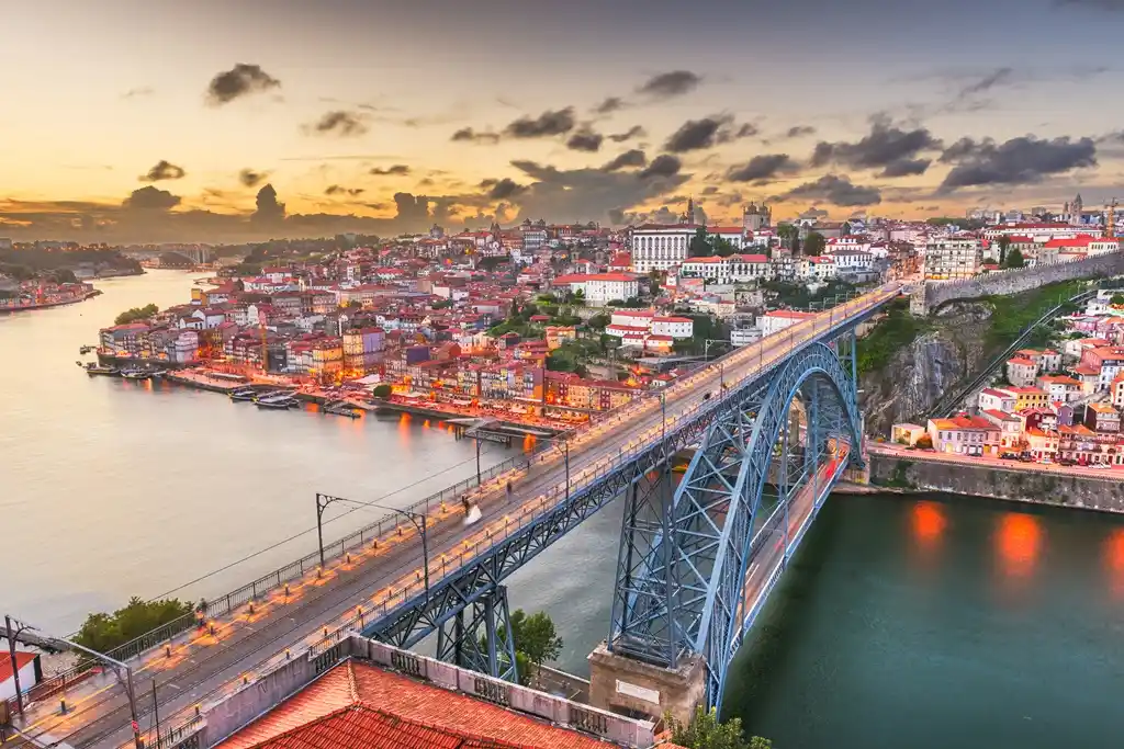 Oporto, Portugal. Puente Dom Luis I y el río Duero