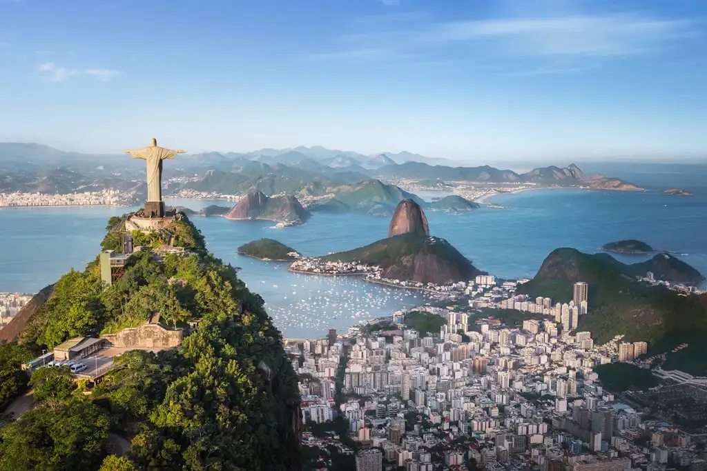 La montaña Corcovado, la montaña Pan de Azúcar y la bahía de Guanabara - Río de Janeiro, Brasil