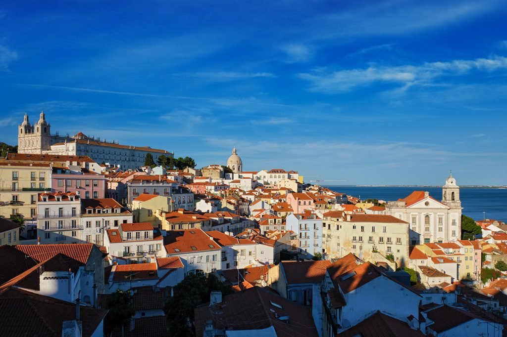 Vista de Lisboa desde el mirador del Miradouro de Santa Luzia. Lisboa, Portugal