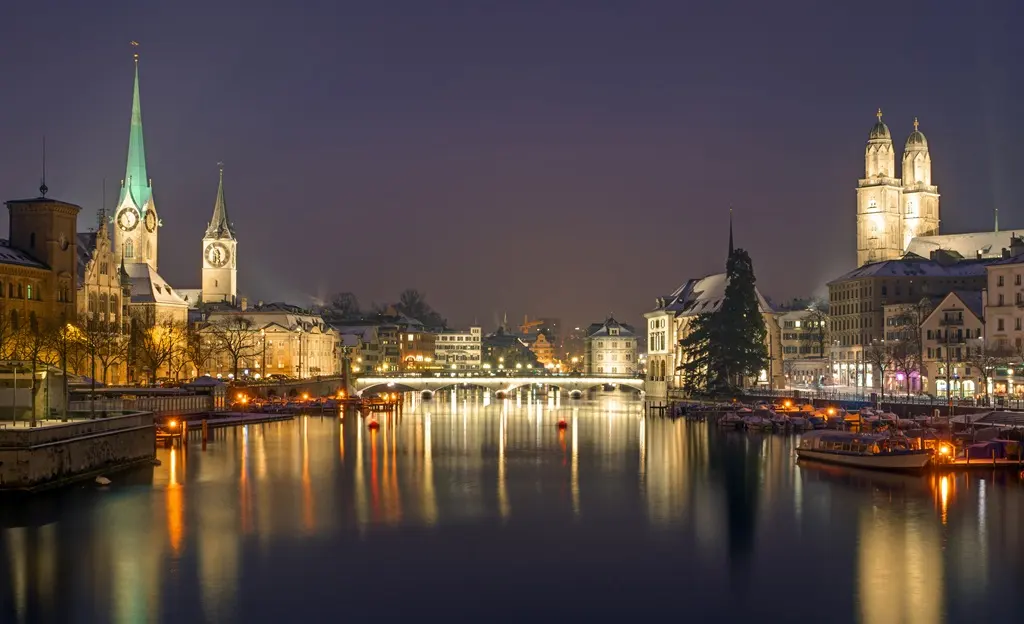 Panorama de Zúrich, Suiza por la noche