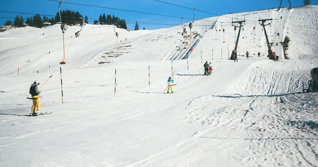 Vista de la estación de esquí durante el invierno en Suiza