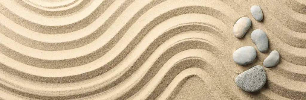 Piedras en la arena con patrones. Concepto Zen