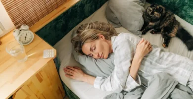 Mujer despreocupada durmiendo en la cama. Dormir profundo y rápido