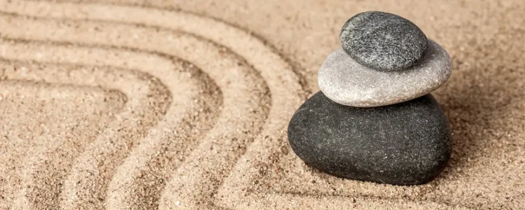 Jardín de piedra zen japonés: concepto de relajación, meditación, sencillez y equilibrio