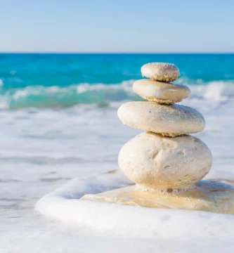 Concepto Zen con sonidos de la naturaleza en la playa