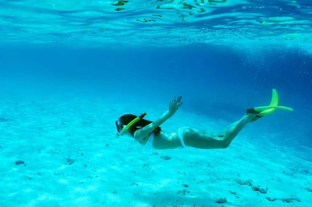 vacaciones de lujo en las Maldivas, practicando buceo y snorkel