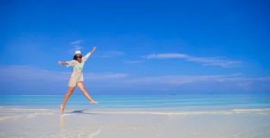 Mujer joven disfrutando de sus vacaciones en una playa tropical en Maldivas