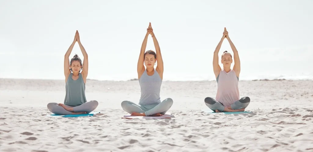 Música Zen Ultra Relajante, meditación y yoga en la playa con mujeres para el bienestar, la forma física y la salud