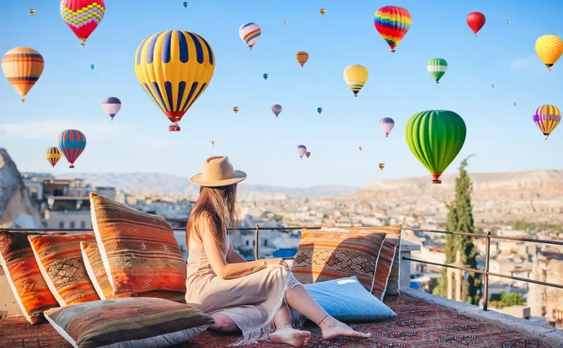 Mujer observando los globos aerostáticos en Capadocia, Turquía