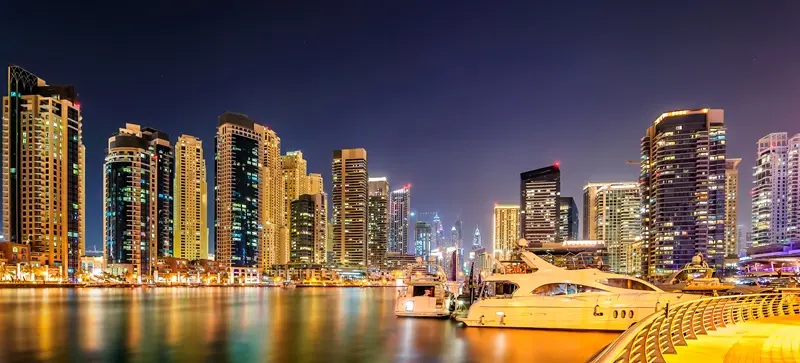 Horizonte nocturno del puerto deportivo de Dubai, Emiratos Árabes Unidos