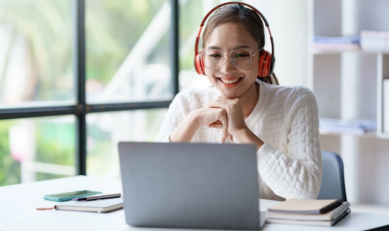 Mujer escuchando música para estudiar mientras hace las tareas