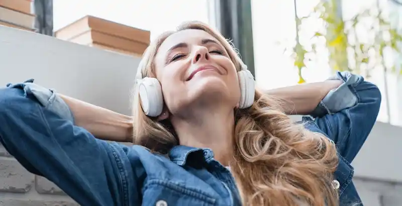 Relajándose un momento con la música para el estudio