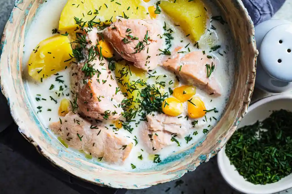 Sopa de pescado noruega con salmón, patatas y maíz