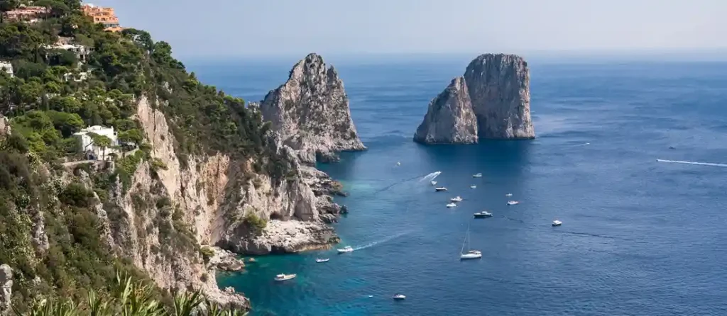 Vista de la costa del acantilado de la Isla de Capri con las famosas rocas faraglioni