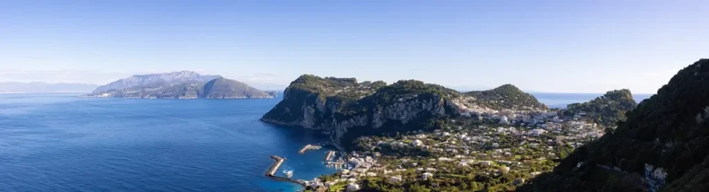 Ciudad turística en la isla de Capri en la bahía de Nápoles, Italia. Cielo azul en un día soleado.