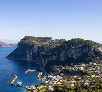 Ciudad turística en la isla de Capri en la bahía de Nápoles, Italia. Cielo azul en un día soleado.